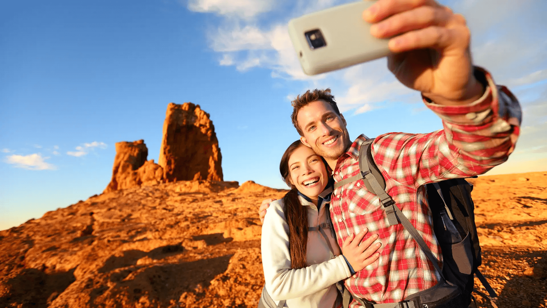 Two people taking selfie in Spain – best eSIM Europe